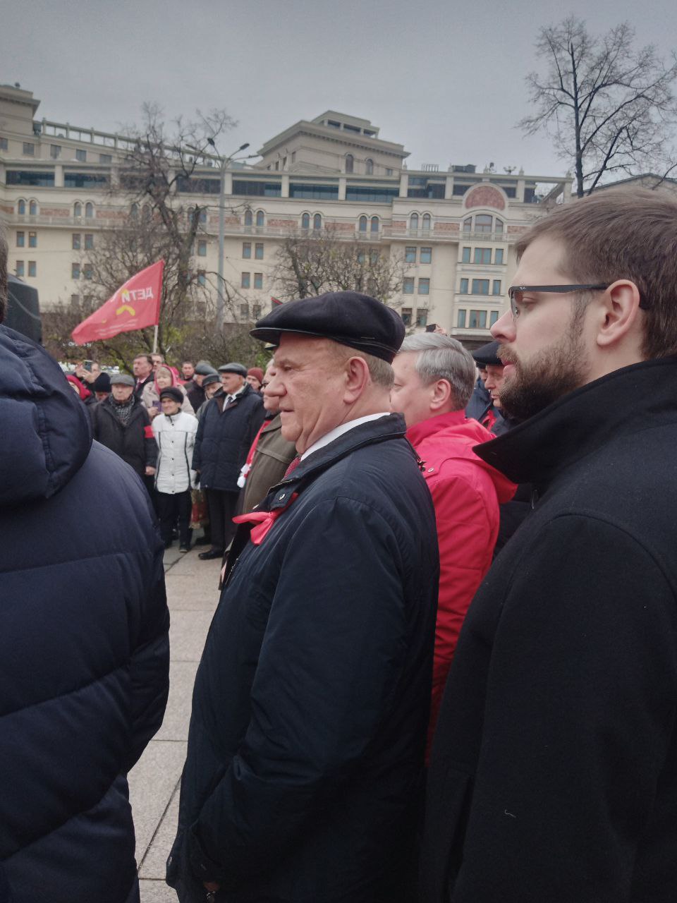 За дело Октября!