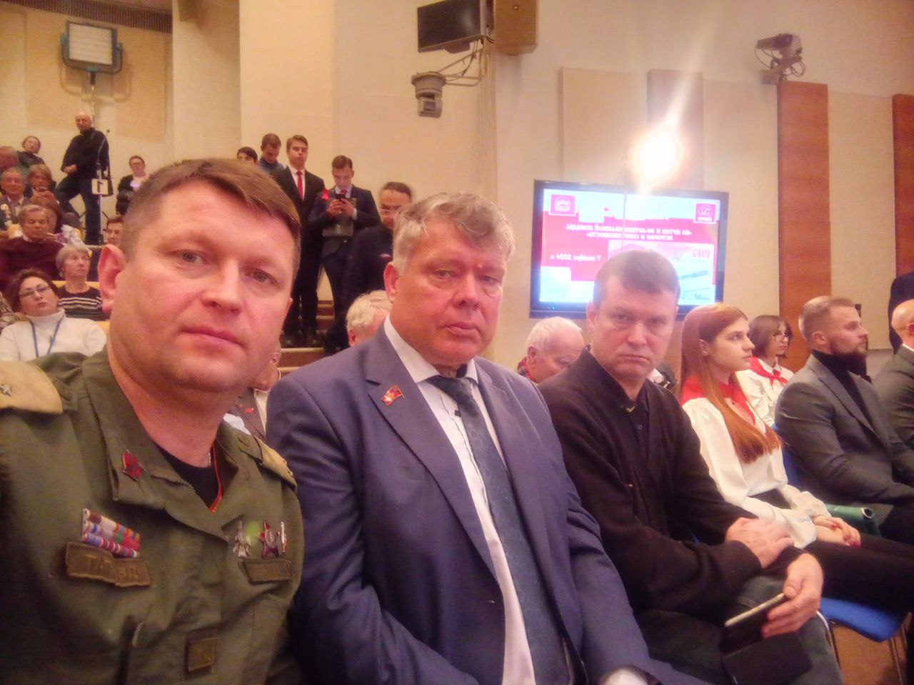 За дело Октября!