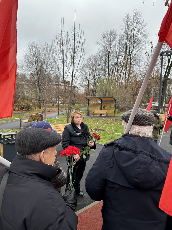 Коммунисты и комсомольцы Королёва провели митинг-встречу и возложение цветов в честь 107-й годовщины Октябрьской революции