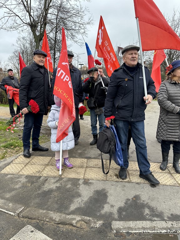 Коммунисты и комсомольцы Королёва провели митинг-встречу и возложение цветов в честь 107-й годовщины Октябрьской революции