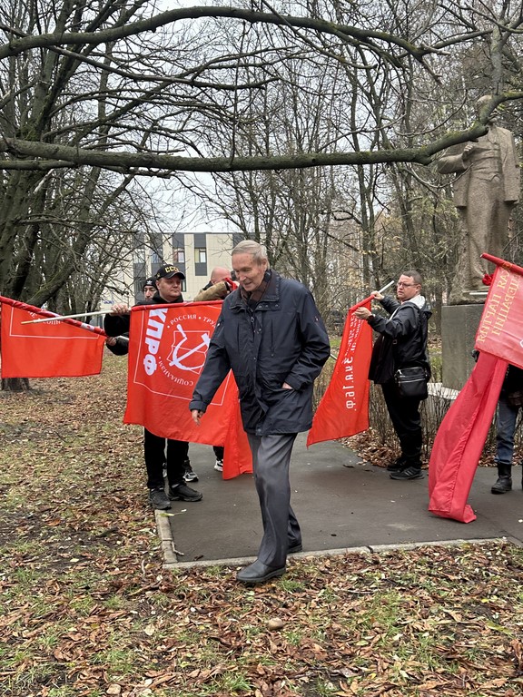Коммунисты и комсомольцы Королёва провели митинг-встречу и возложение цветов в честь 107-й годовщины Октябрьской революции