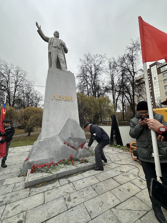Коммунисты и комсомольцы Королёва провели митинг-встречу и возложение цветов в честь 107-й годовщины Октябрьской революции