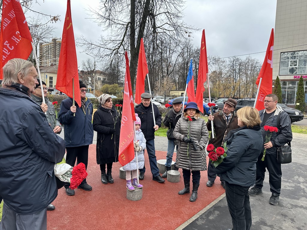Коммунисты и комсомольцы Королёва провели митинг-встречу и возложение цветов в честь 107-й годовщины Октябрьской революции