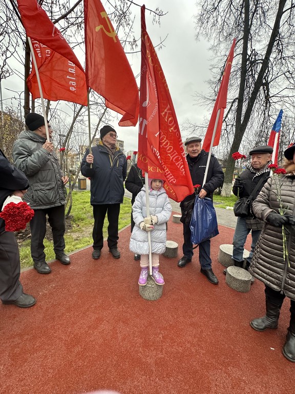 Коммунисты и комсомольцы Королёва провели митинг-встречу и возложение цветов в честь 107-й годовщины Октябрьской революции