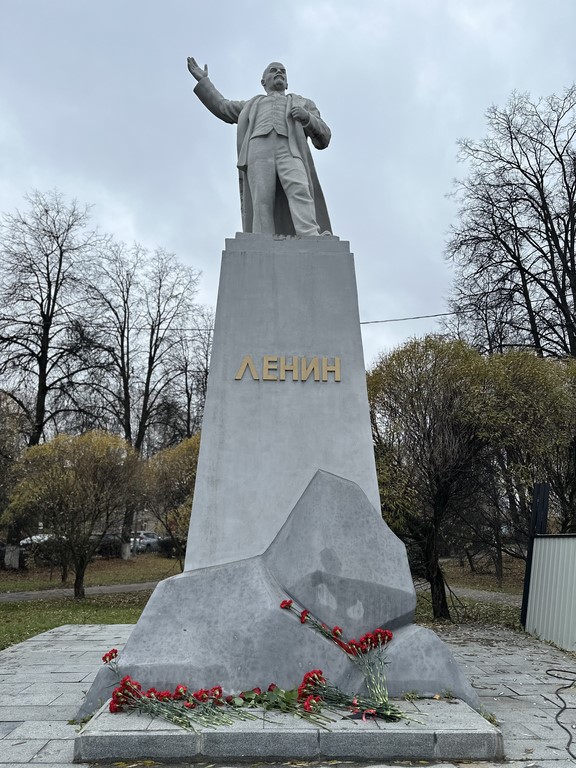 Коммунисты и комсомольцы Королёва провели митинг-встречу и возложение цветов в честь 107-й годовщины Октябрьской революции