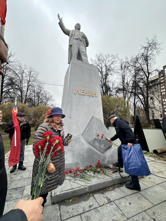 Коммунисты и комсомольцы Королёва провели митинг-встречу и возложение цветов в честь 107-й годовщины Октябрьской революции