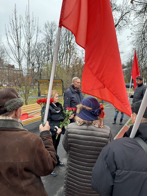Коммунисты и комсомольцы Королёва провели митинг-встречу и возложение цветов в честь 107-й годовщины Октябрьской революции