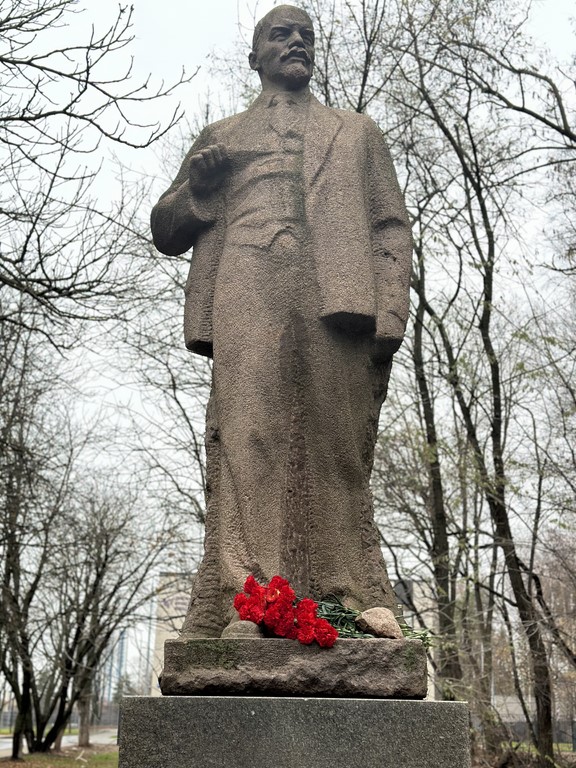 Коммунисты и комсомольцы Королёва провели митинг-встречу и возложение цветов в честь 107-й годовщины Октябрьской революции