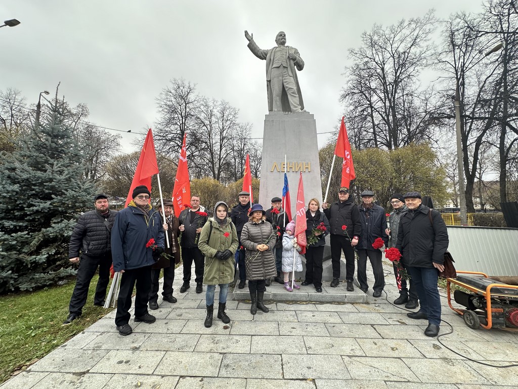 Коммунисты и комсомольцы Королёва провели митинг-встречу и возложение цветов в честь 107-й годовщины Октябрьской революции