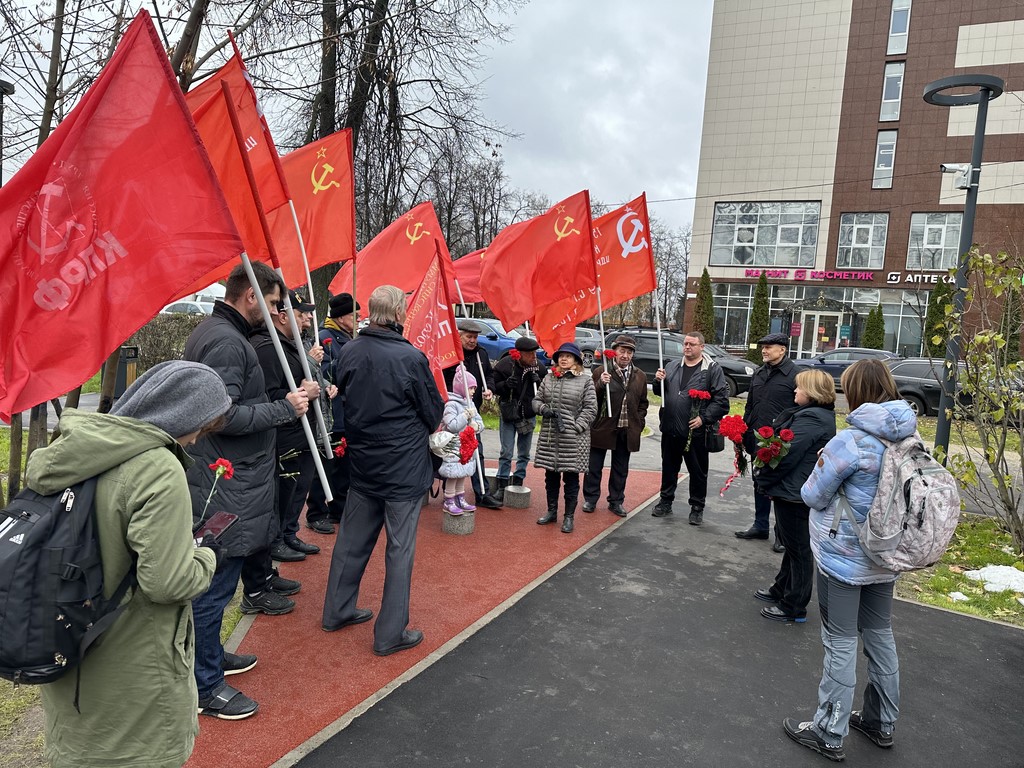 Коммунисты и комсомольцы Королёва провели митинг-встречу и возложение цветов в честь 107-й годовщины Октябрьской революции