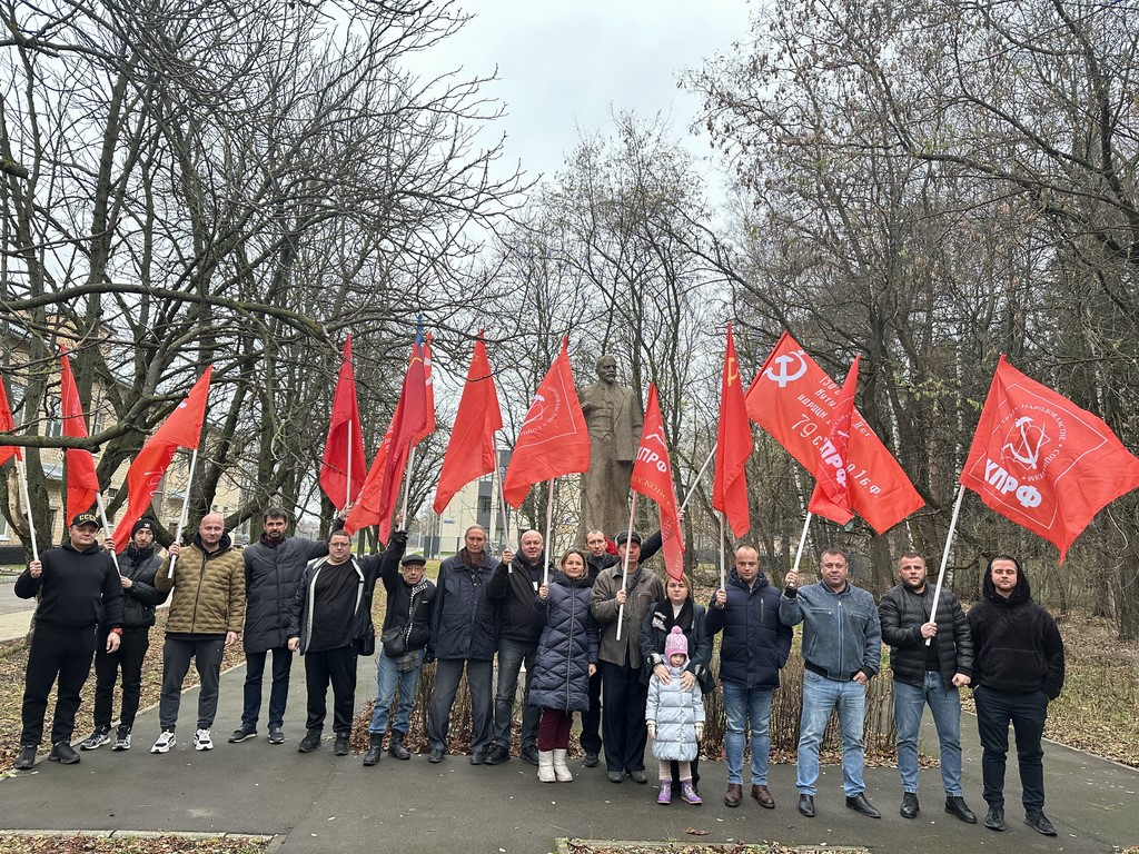 Коммунисты и комсомольцы Королёва провели митинг-встречу и возложение цветов в честь 107-й годовщины Октябрьской революции