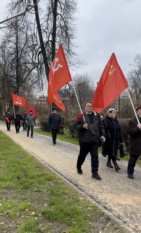 Коммунисты и комсомольцы Королёва провели митинг-встречу и возложение цветов в честь 107-й годовщины Октябрьской революции
