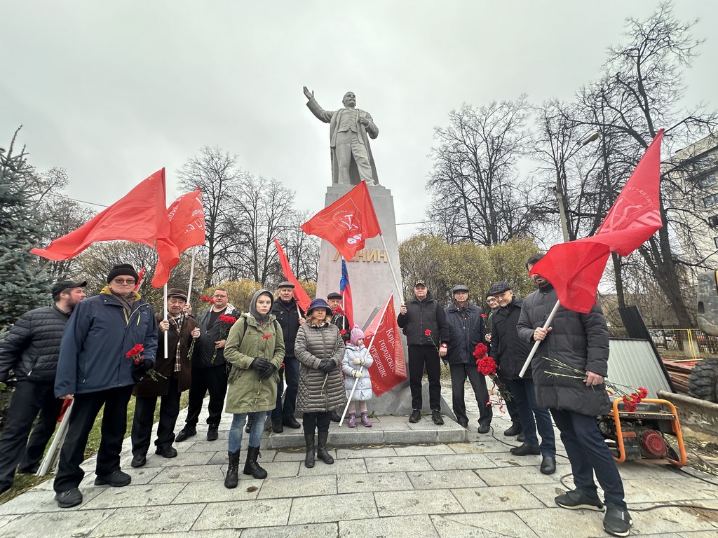 Коммунисты и комсомольцы Королёва провели митинг-встречу и возложение цветов в честь 107-й годовщины Октябрьской революции