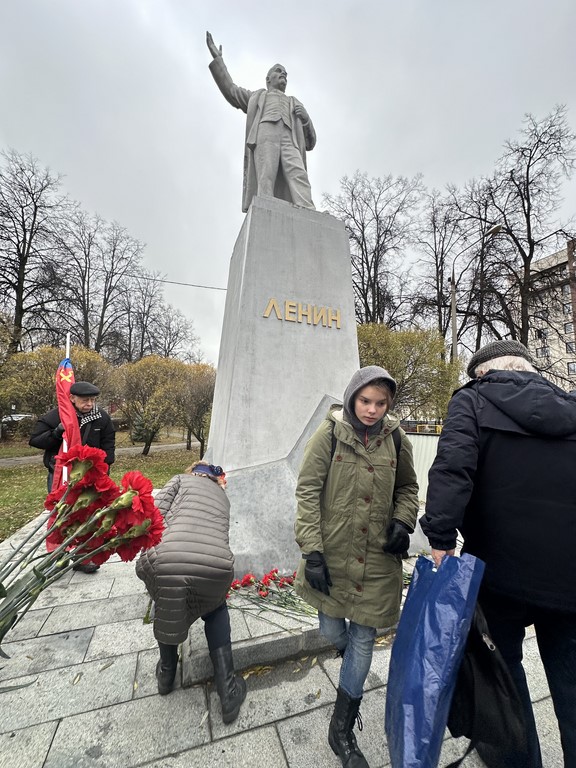 Коммунисты и комсомольцы Королёва провели митинг-встречу и возложение цветов в честь 107-й годовщины Октябрьской революции