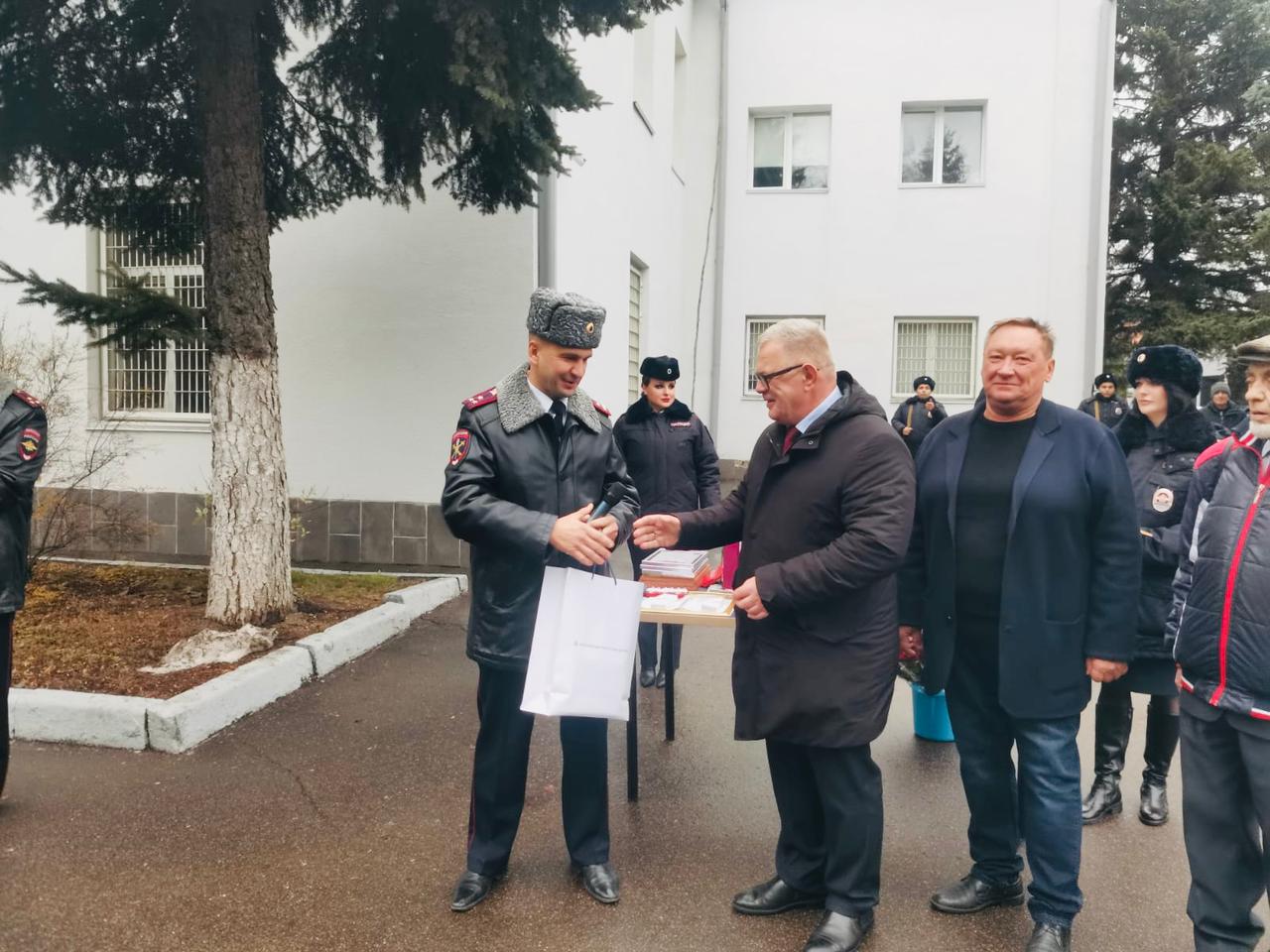 Руководитель фракции КПРФ Александр Наумов поздравил сотрудников полиции г.о. Домодедово с праздником