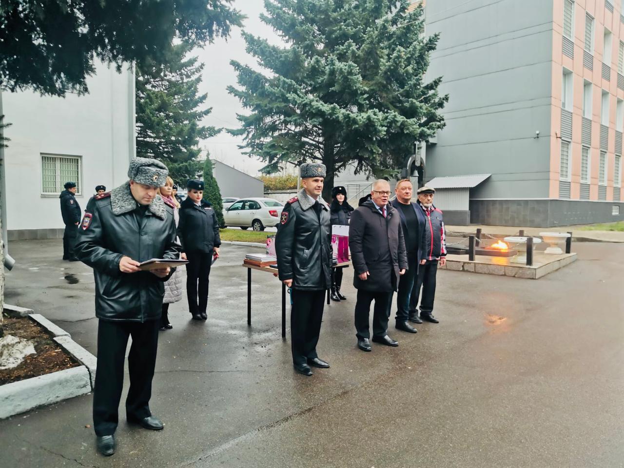 Руководитель фракции КПРФ Александр Наумов поздравил сотрудников полиции г.о. Домодедово с праздником