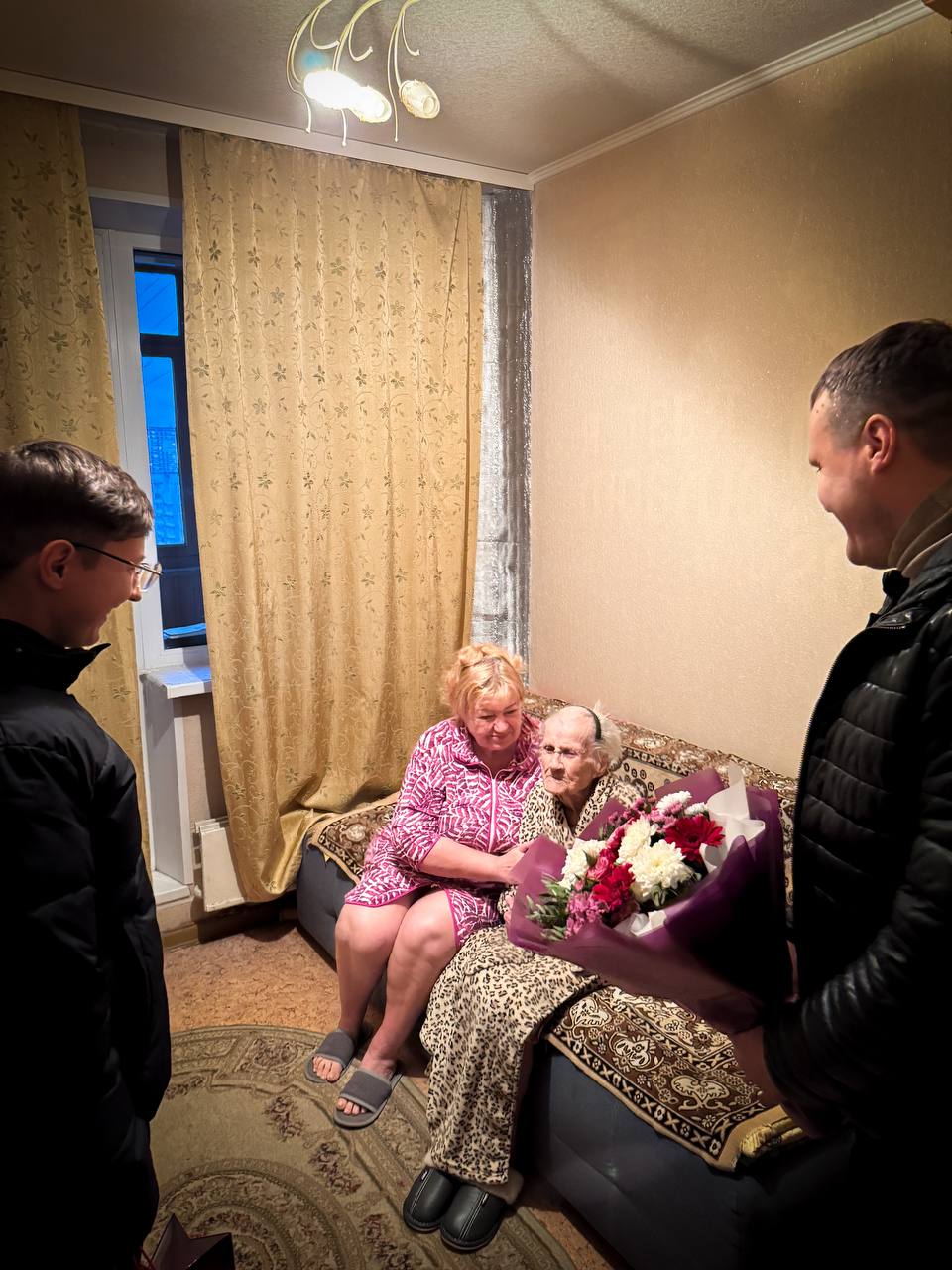 Депутат Мособлдумы Марк Черемисов поздравил ветерана труда ВОВ Валентину Белоус с 103-м днем рождения