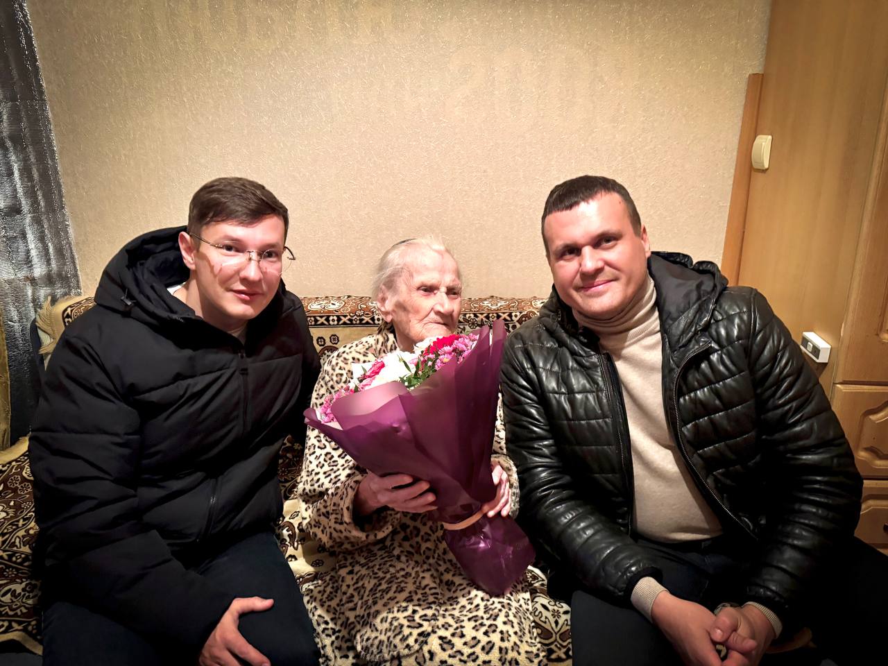 Депутат Мособлдумы Марк Черемисов поздравил ветерана труда ВОВ Валентину Белоус с 103-м днем рождения