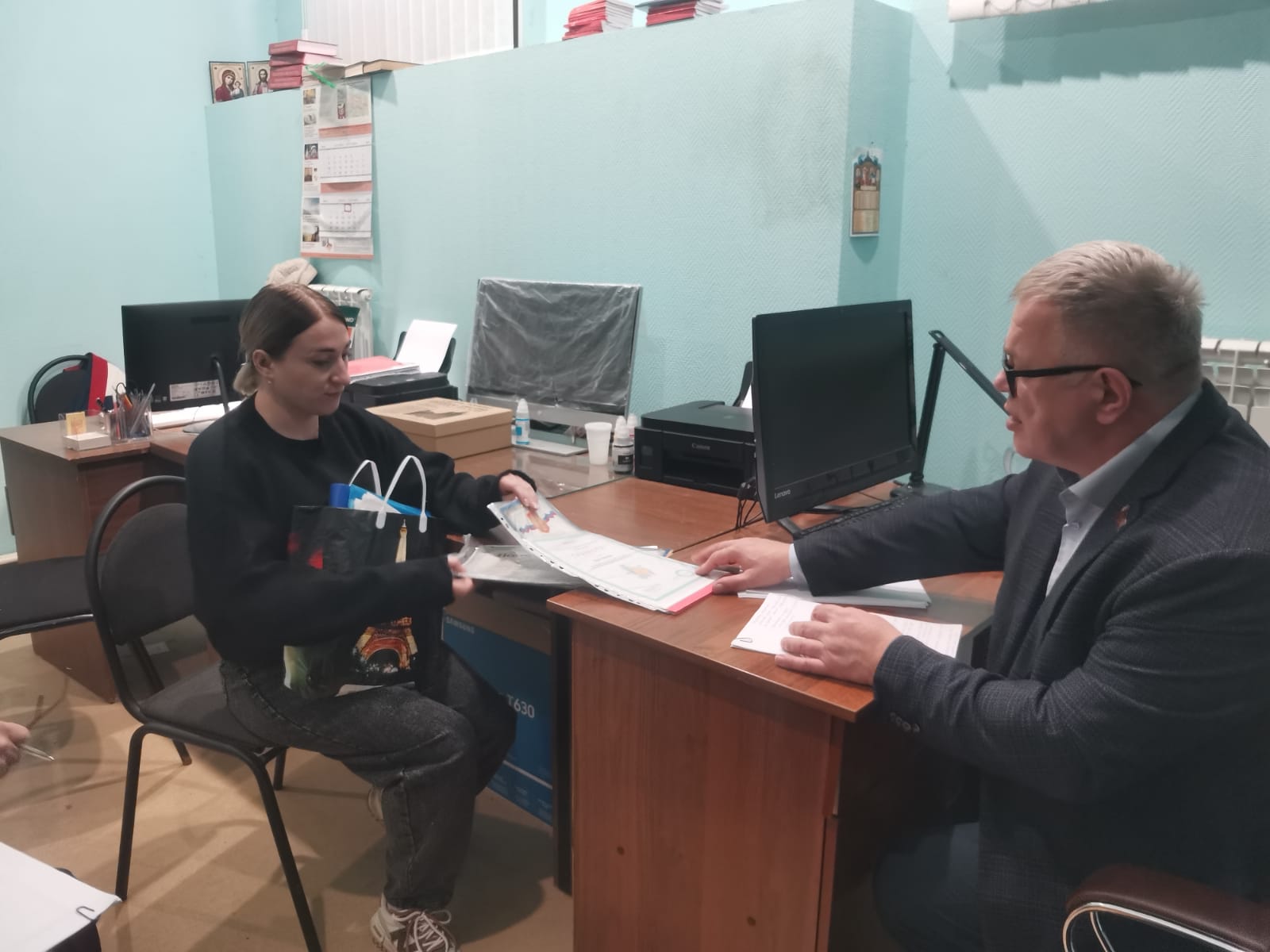 Руководитель фракции КПРФ Александр Наумов провел прием граждан в Озерах