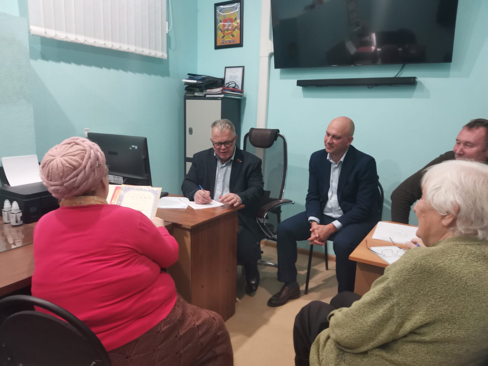 Руководитель фракции КПРФ Александр Наумов провел прием граждан в Озерах