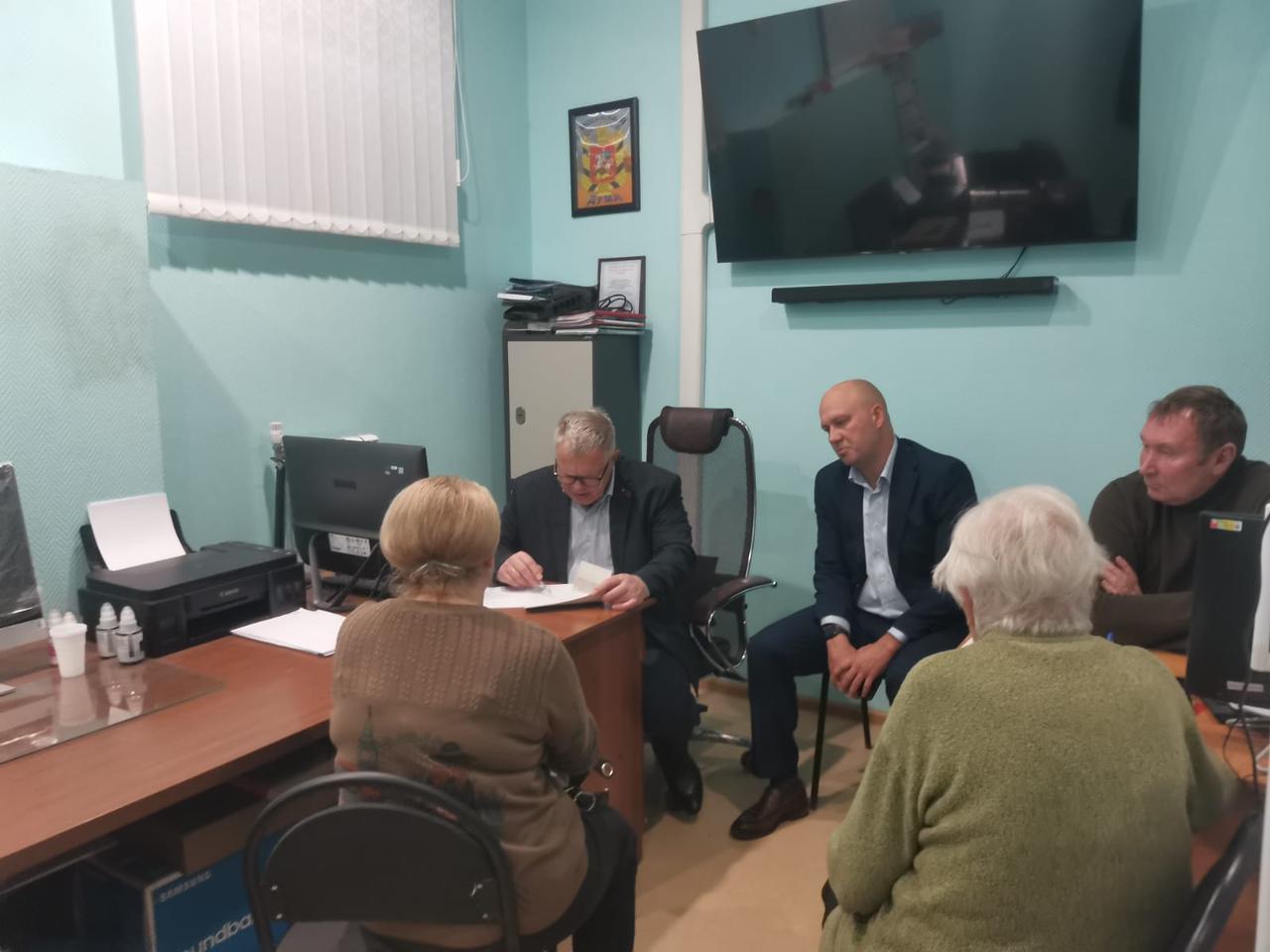 Руководитель фракции КПРФ Александр Наумов провел прием граждан в Озерах