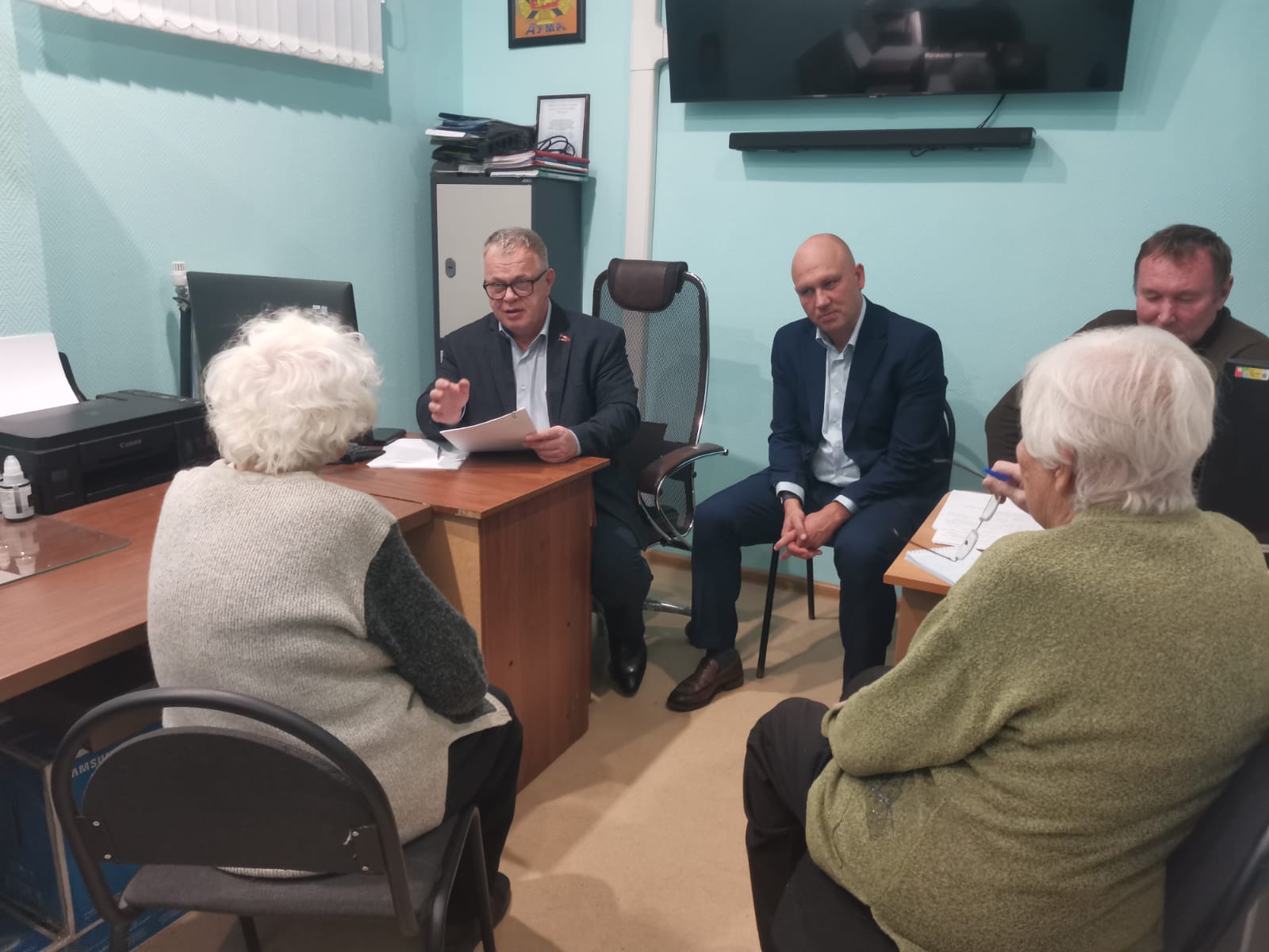 Руководитель фракции КПРФ Александр Наумов провел прием граждан в Озерах