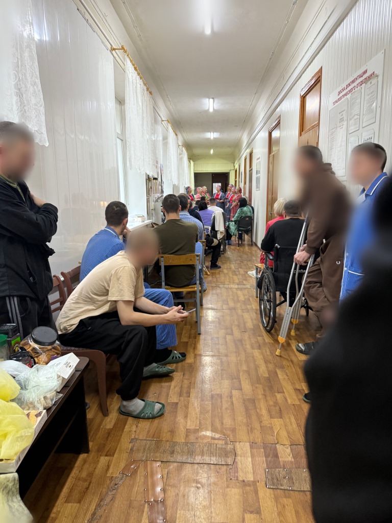 Коммунисты и комсомольцы оказали гуманитарную помощь раненым бойцам и провели концерт в военном госпитале имени Бурденко
