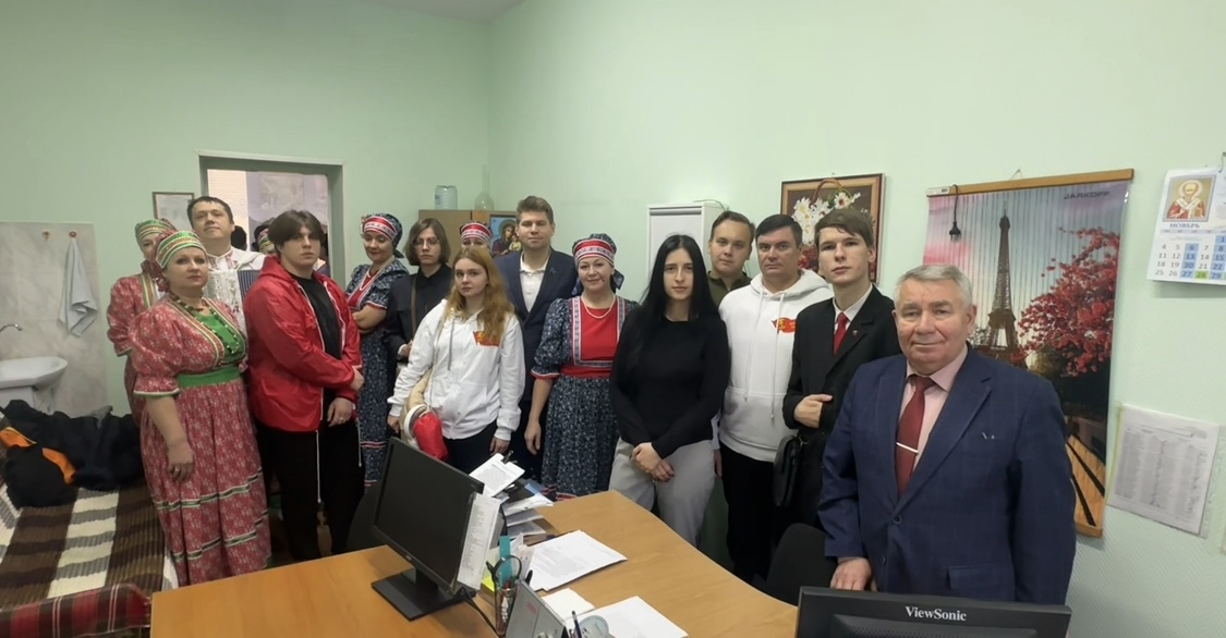 Коммунисты и комсомольцы оказали гуманитарную помощь раненым бойцам и провели концерт в военном госпитале имени Бурденко