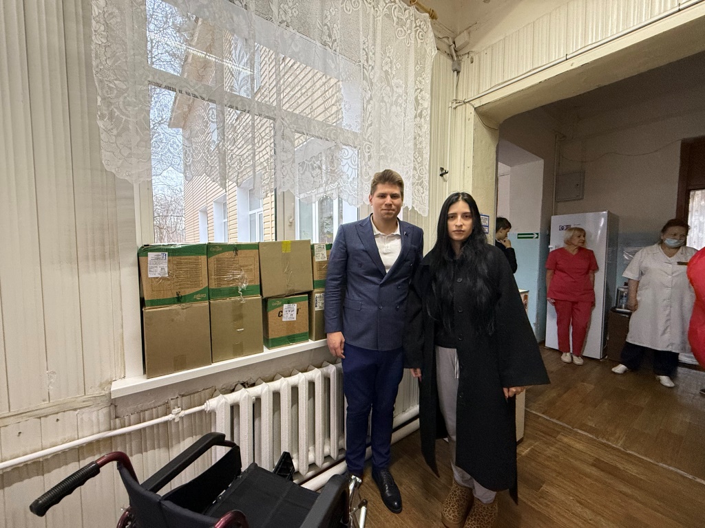 Коммунисты и комсомольцы оказали гуманитарную помощь раненым бойцам и провели концерт в военном госпитале имени Бурденко
