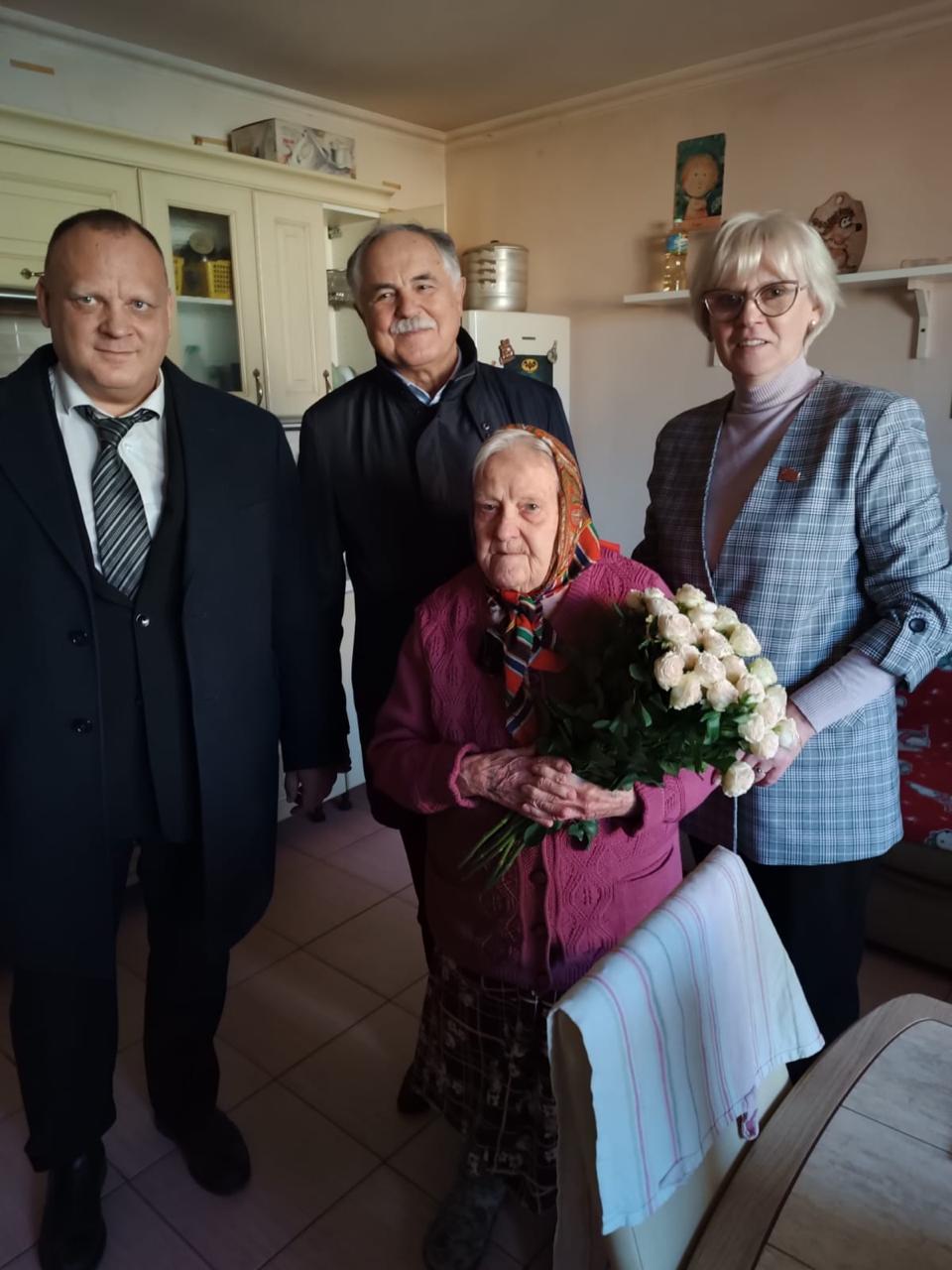 Депутат коммунист Балашихи Олег Михайлович Зверев поздравил со 100-летним юбилеем жительницу мкр. Новый Свет