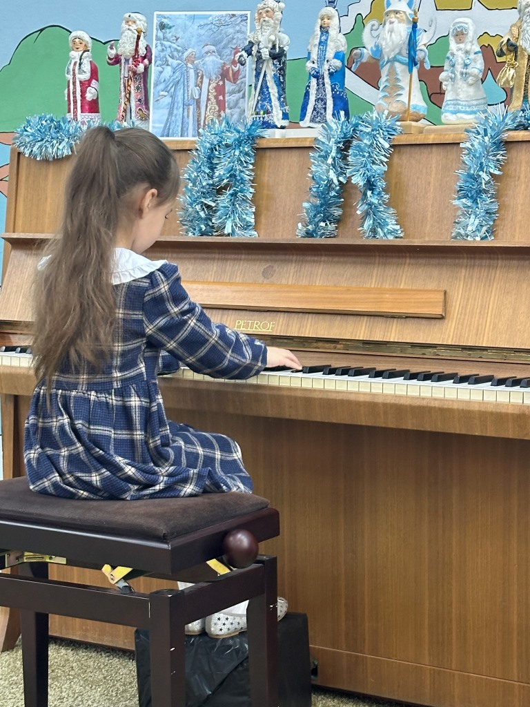 В Королёве прошла выставка рисунков ко Дню начала контрнаступления советских войск