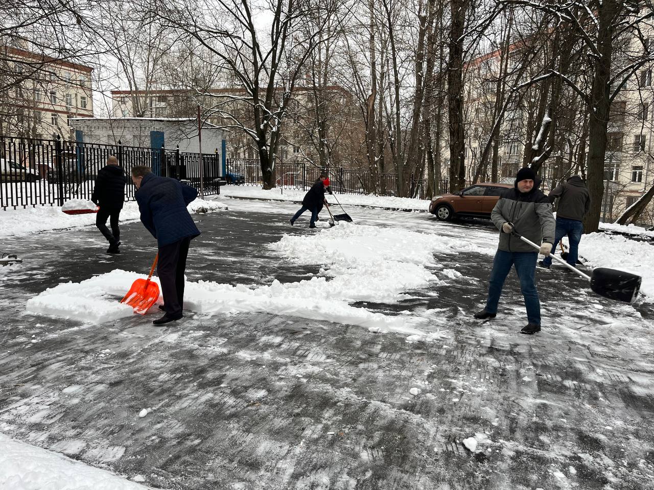 В Подмосковном Обкоме прошел субботник по уборке территории от снегопада