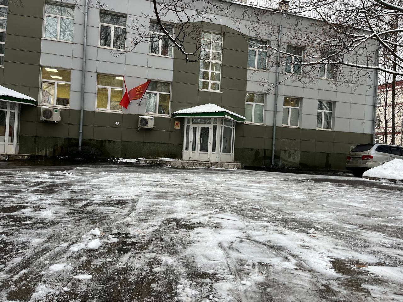 В Подмосковном Обкоме прошел субботник по уборке территории от снегопада