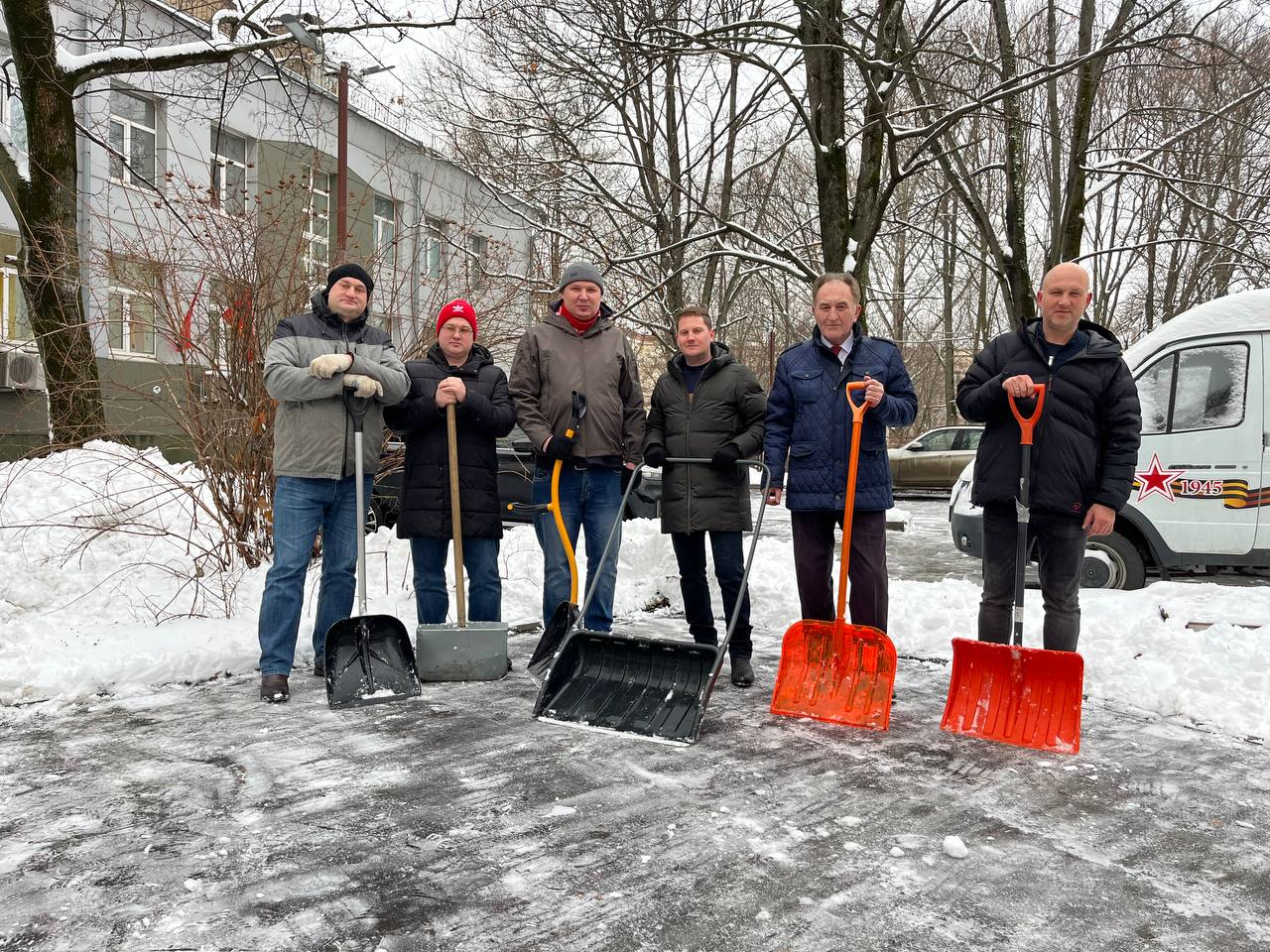 В Подмосковном Обкоме прошел субботник по уборке территории от снегопада