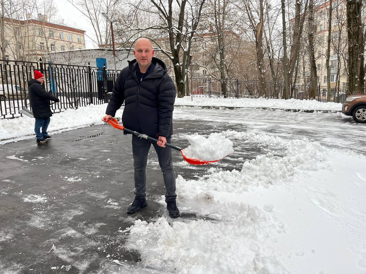 В Подмосковном Обкоме прошел субботник по уборке территории от снегопада
