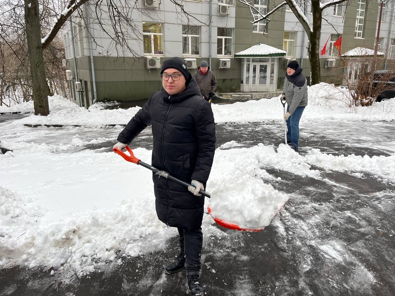 В Подмосковном Обкоме прошел субботник по уборке территории от снегопада