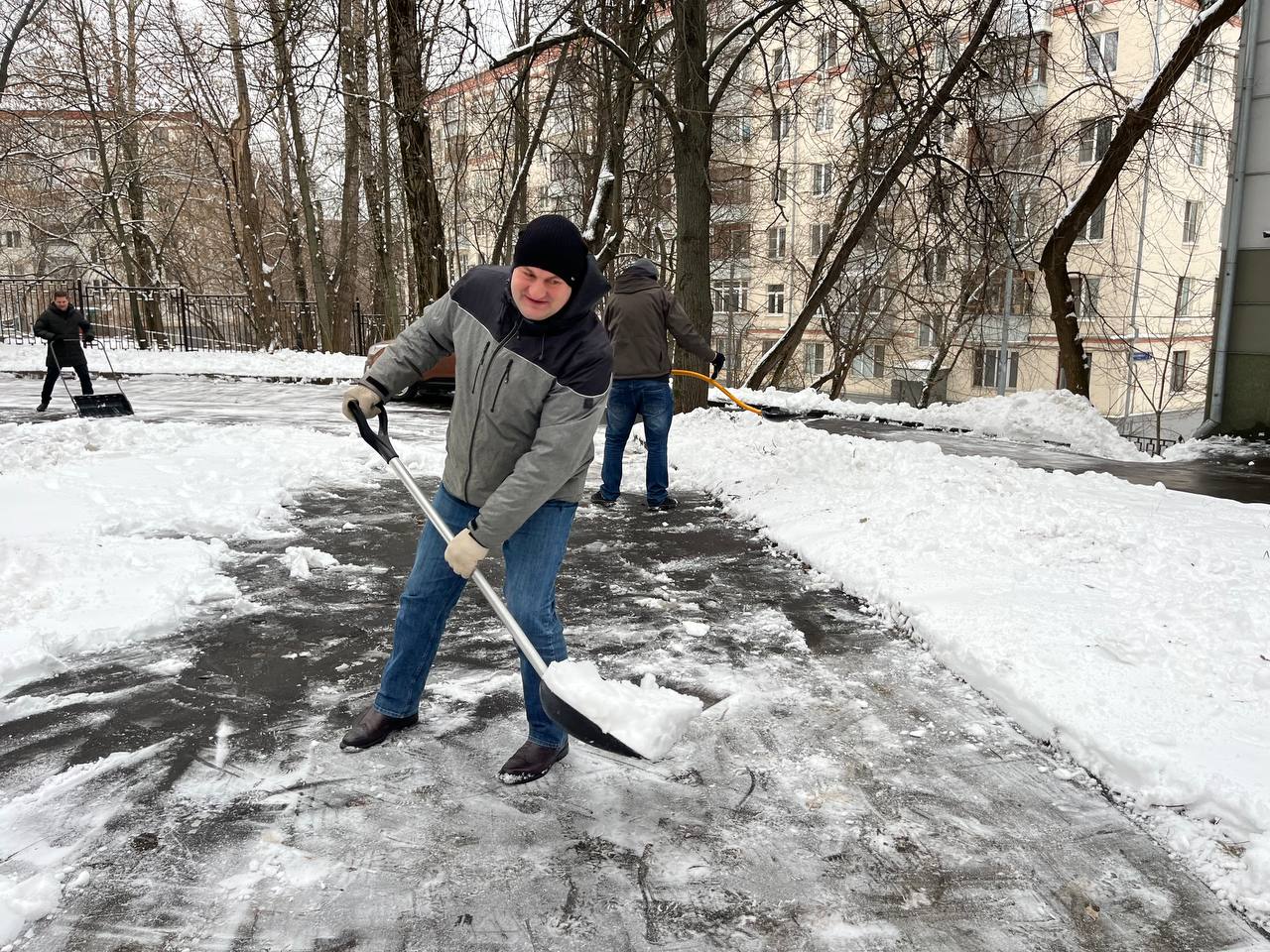 В Подмосковном Обкоме прошел субботник по уборке территории от снегопада