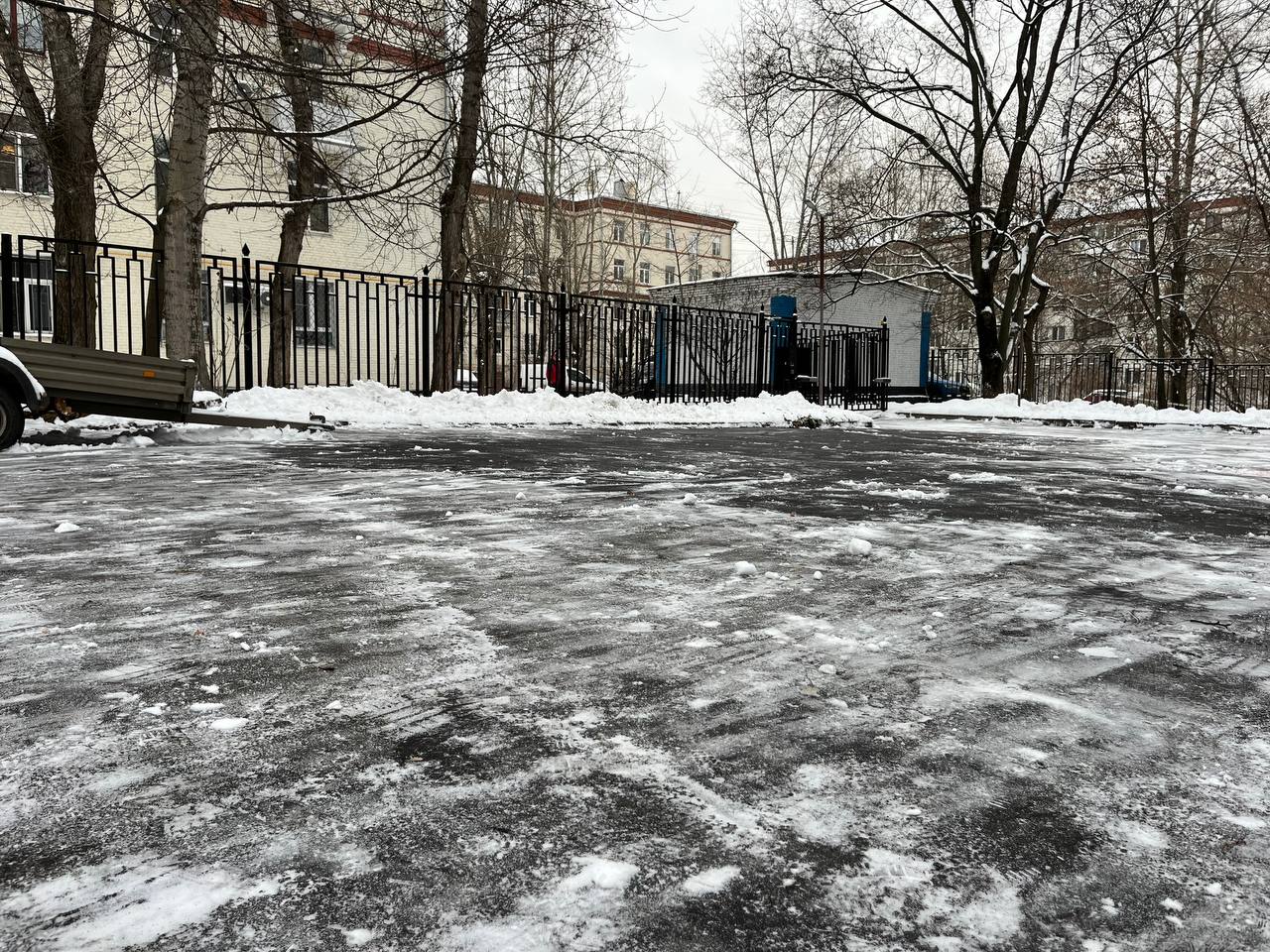 В Подмосковном Обкоме прошел субботник по уборке территории от снегопада