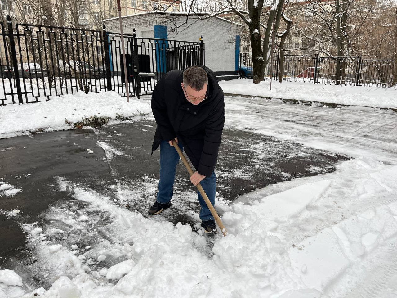 В Подмосковном Обкоме прошел субботник по уборке территории от снегопада