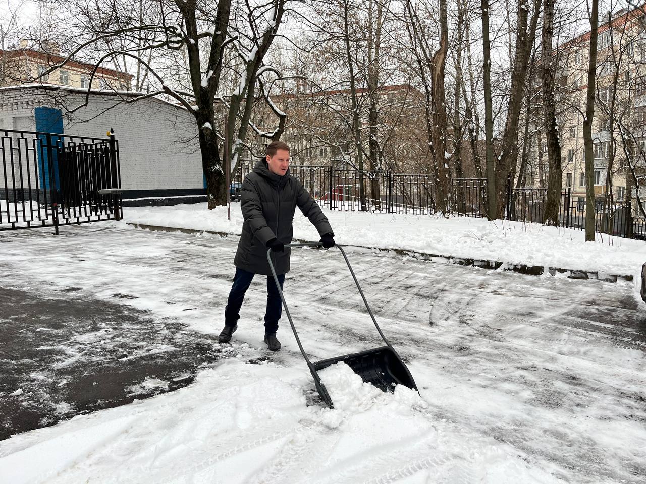В Подмосковном Обкоме прошел субботник по уборке территории от снегопада
