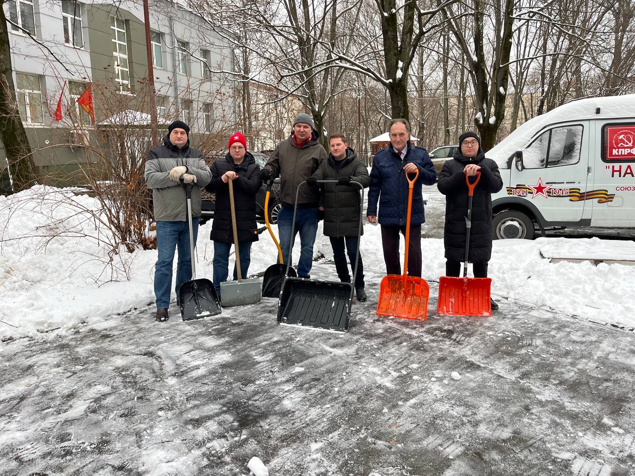 В Подмосковном Обкоме прошел субботник по уборке территории от снегопада