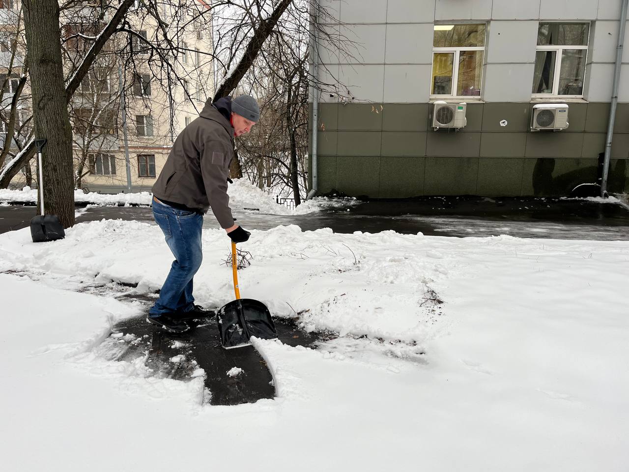 В Подмосковном Обкоме прошел субботник по уборке территории от снегопада