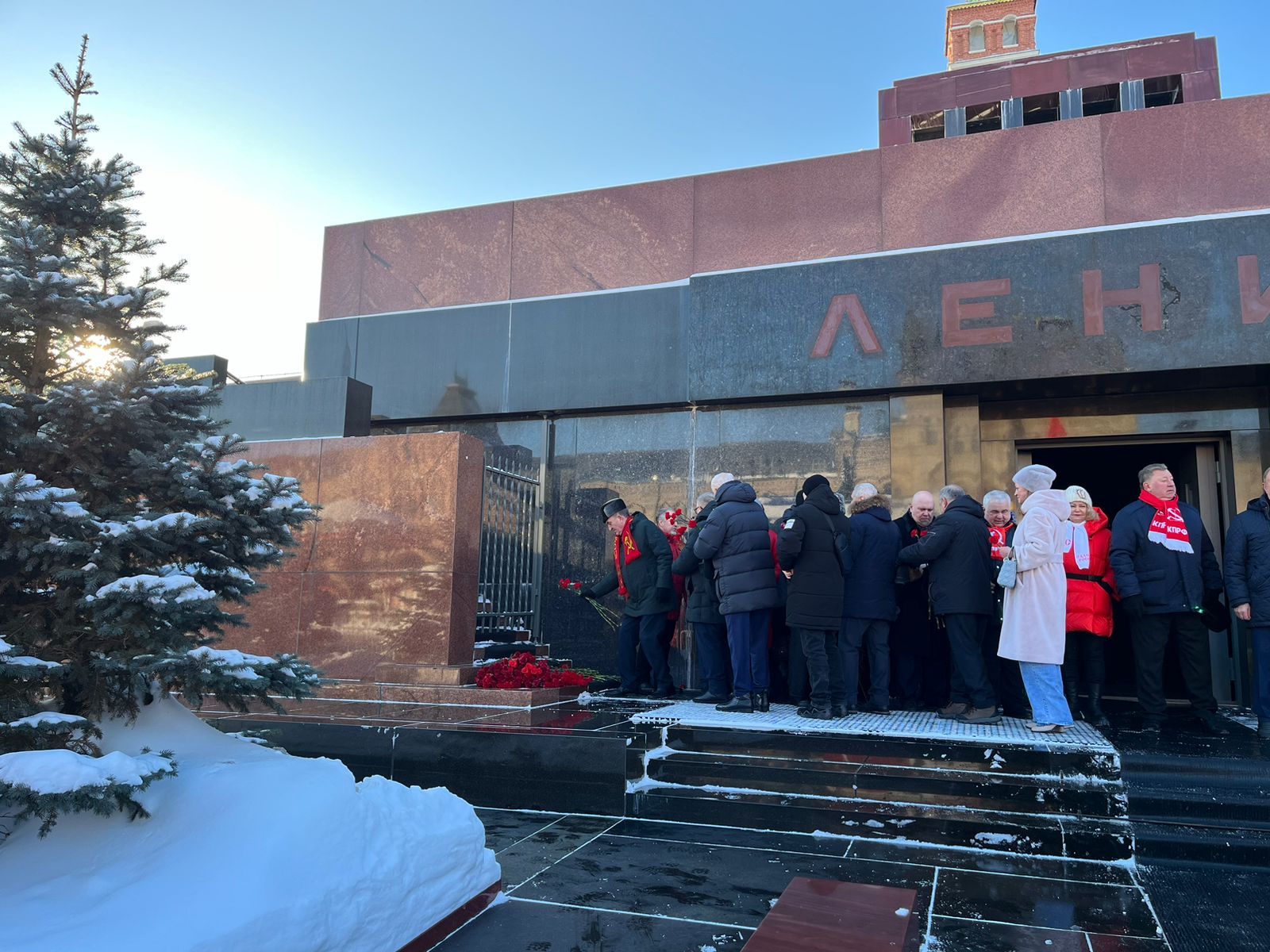 Состоялось возложение венков и цветов к Мавзолею В.И. Ленина на Красной Площади (21.01.2024)