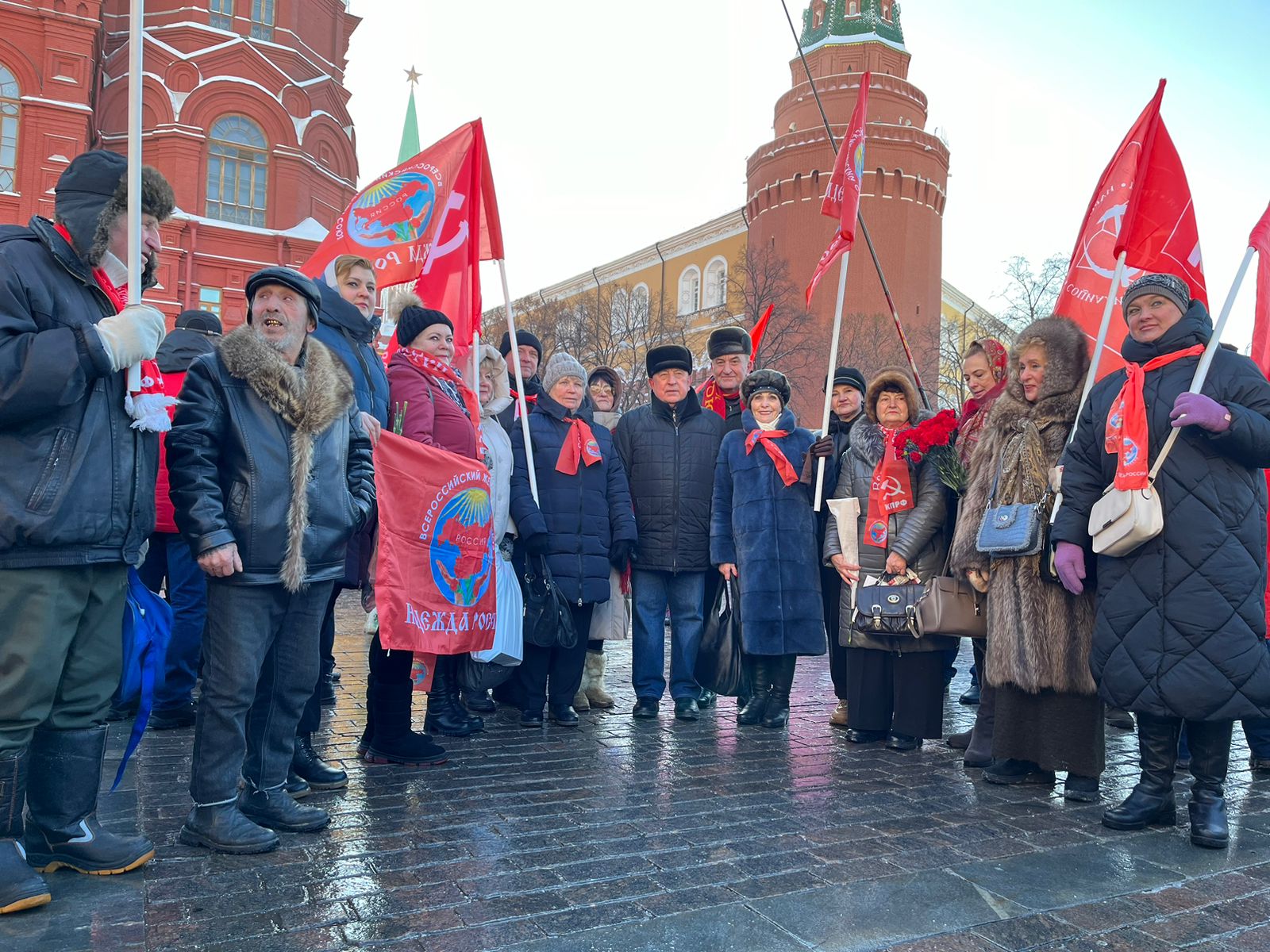 Состоялось возложение венков и цветов к Мавзолею В.И. Ленина на Красной Площади (21.01.2024)