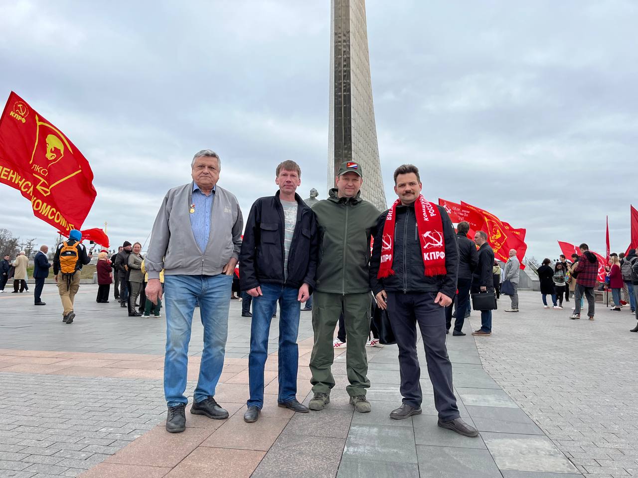 Цветы – основоположникам космической эры и героям-космонавтам! (12.04.2024)