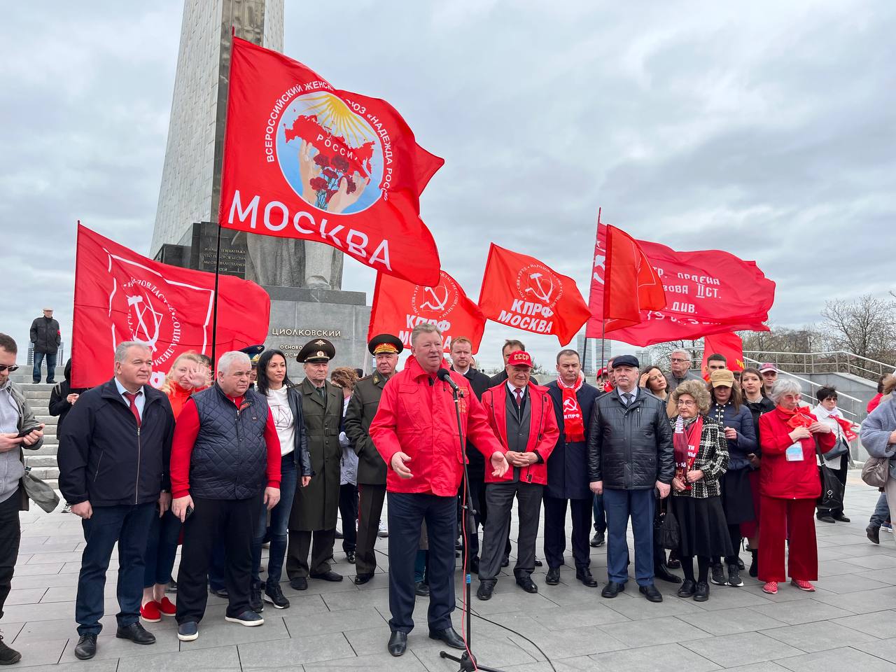 Цветы – основоположникам космической эры и героям-космонавтам! (12.04.2024)