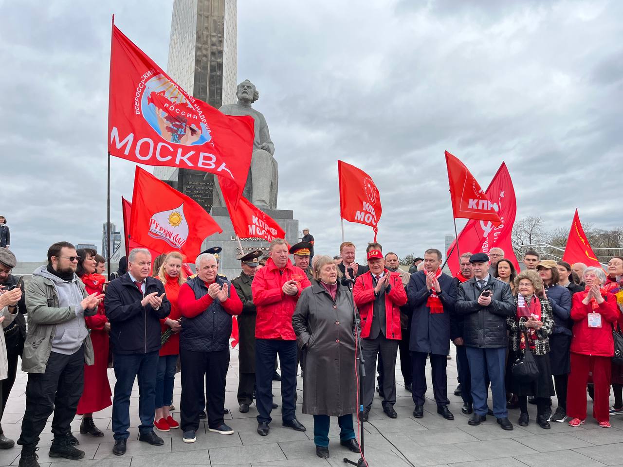 Цветы – основоположникам космической эры и героям-космонавтам! (12.04.2024)