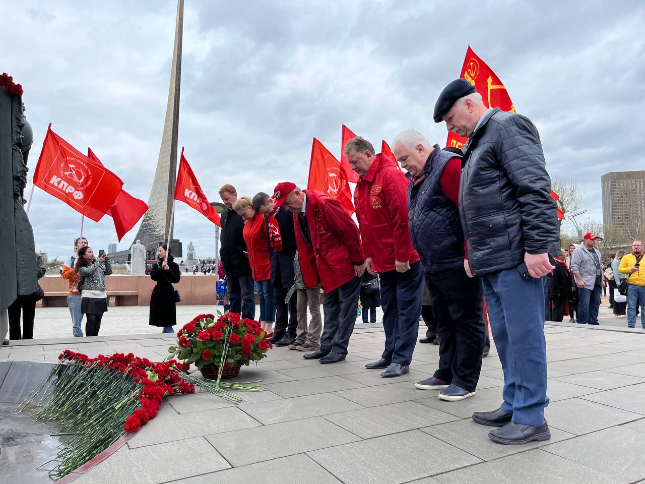 Цветы – основоположникам космической эры и героям-космонавтам! (12.04.2024)