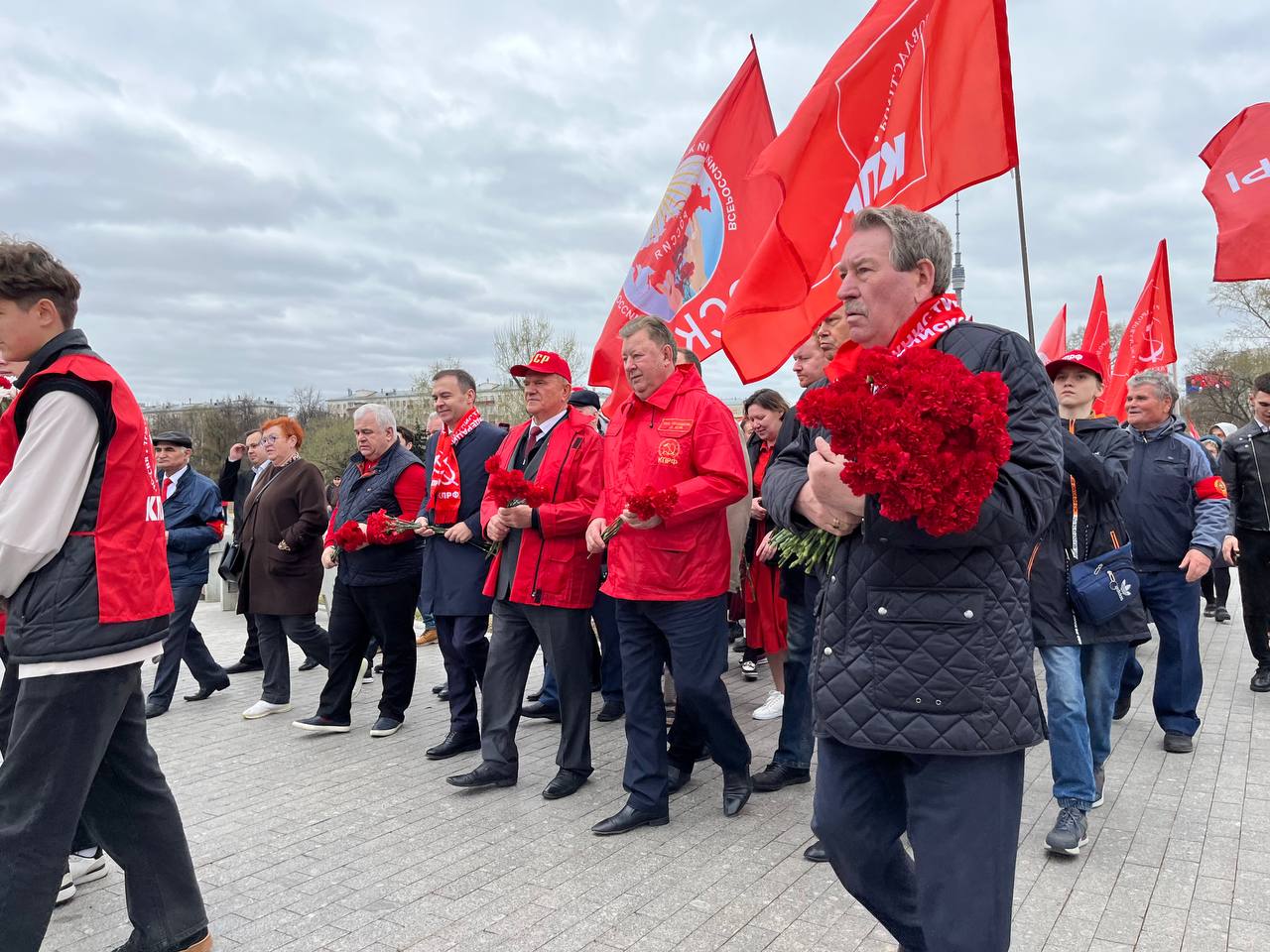 Цветы – основоположникам космической эры и героям-космонавтам! (12.04.2024)