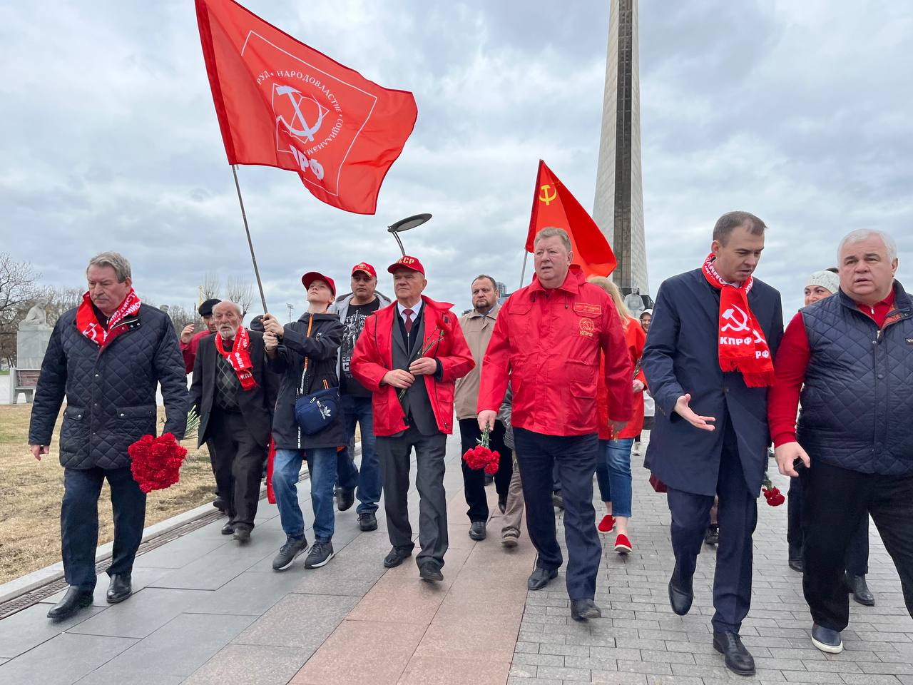 Цветы – основоположникам космической эры и героям-космонавтам! (12.04.2024)